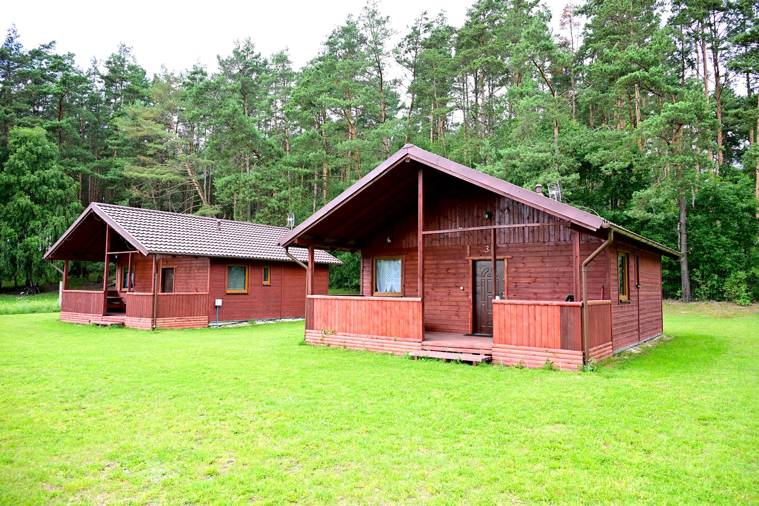 Domek nad Jeziorem Wielewskim o zmierzchu
